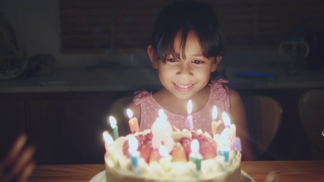 快乐女孩在家里庆祝她的生日派对视频素材