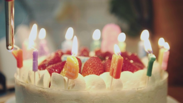 在生日蛋糕上点燃蜡烛视频素材