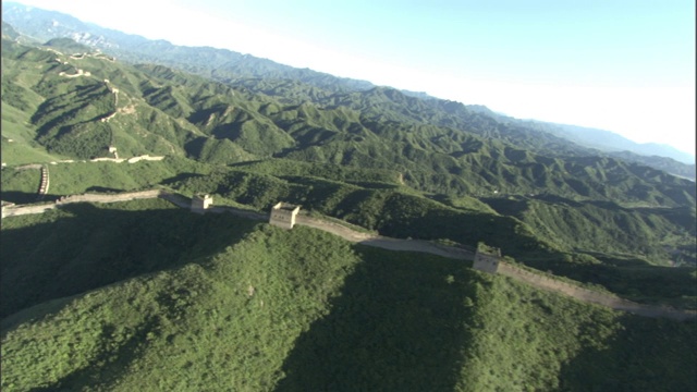 中国的长城连接着内蒙古偏远地区的碉堡。视频素材