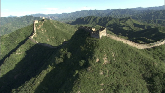 中国的长城在内蒙古偏远地区沿着山脊蜿蜒而行。视频素材