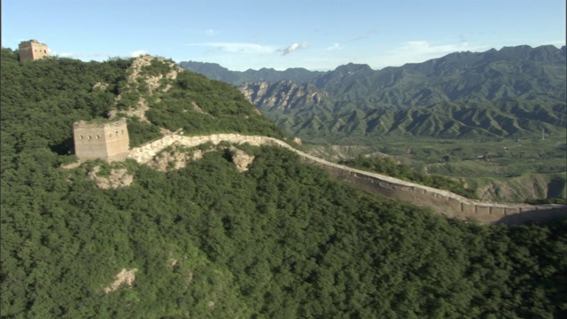 中国的长城沿着内蒙古偏远地区的山脊而建。视频购买