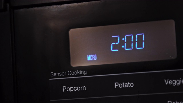 近距离两分钟进入和倒计时烹饪时间在一个黑色数字显示微波视频下载