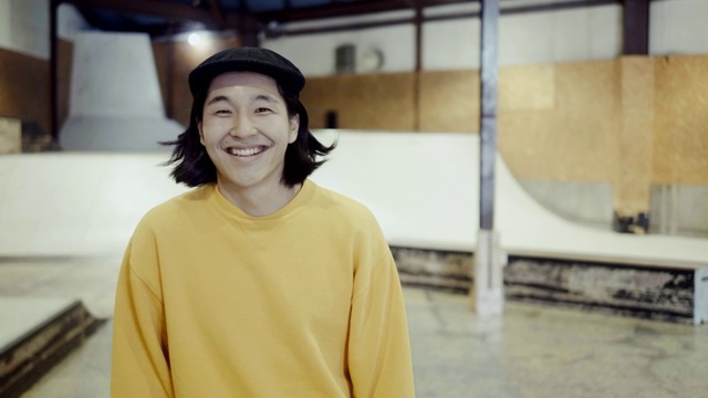 一个年轻的日本男性滑板手在滑板公园的肖像(慢镜头)视频下载