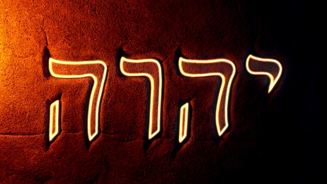 在火光中发光的古代犹太符号视频下载