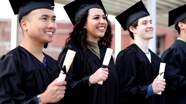 毕业典礼后，大学生们兴奋地拿着毕业证书。视频素材