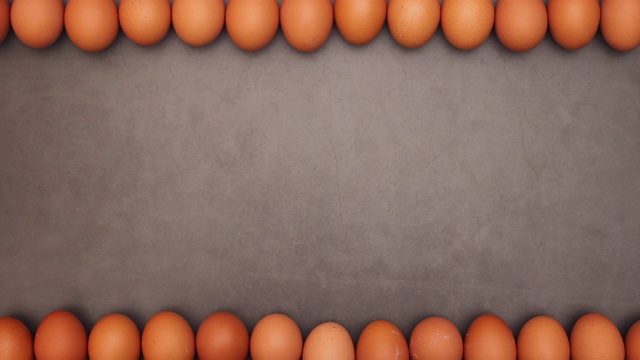 鸡蛋在桌子的顶部和底部移动-循环停止运动视频下载