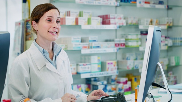 在药店里，年轻女性药剂师将处方药物交给病人的慢动作。视频素材