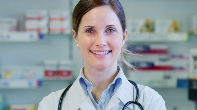 慢镜头近距离的一个美丽的年轻女性药剂师顾问微笑在相机视频素材