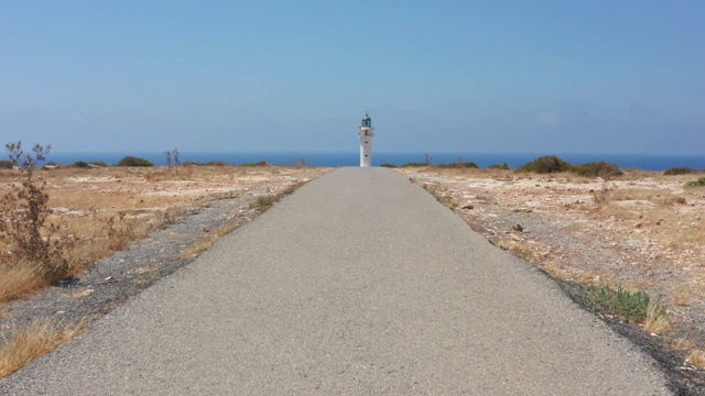 航拍的灯塔附近的皮拉尔德拉莫拉在西班牙的福门特拉岛在暑假时间视频下载