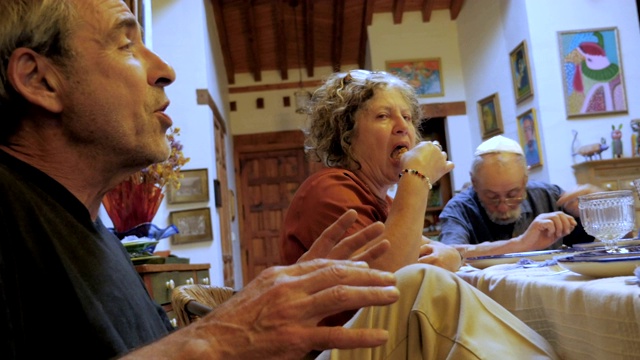 一个年长的犹太人在晚餐上讲了一个故事视频素材