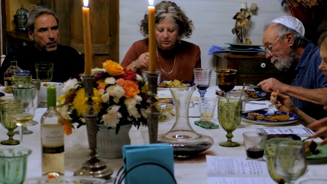 一群老年人在晚宴上吃饭视频素材
