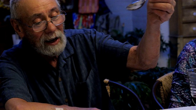 一位老人在逾越节家宴上解释犹太传统视频素材