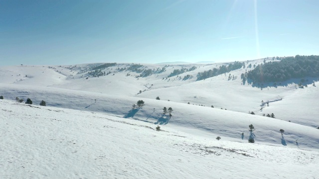 飞过白雪皑皑的高山视频素材