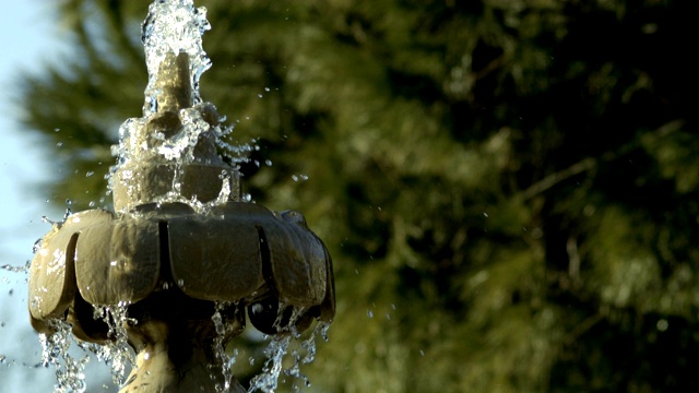 特写的水滴从大理石喷泉在一个公园视频素材