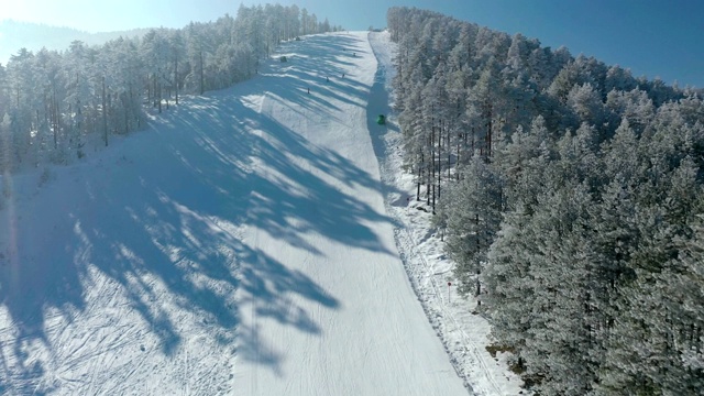 在滑雪胜地滑雪视频素材