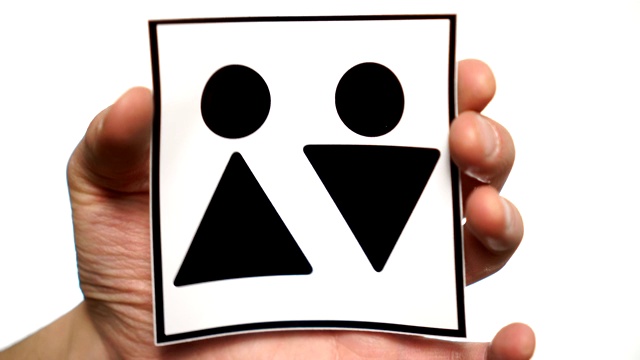 白色隔离厕所标志。男性手举厕所标志视频下载