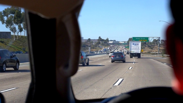高速公路的乘客视角，慢镜头180帧/秒视频下载