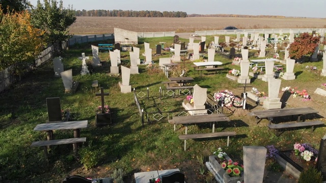 村庄郊区的墓地视频下载