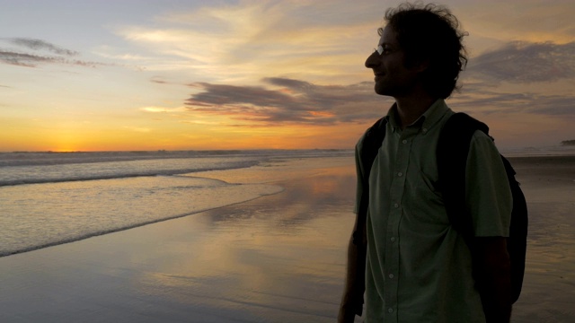 前面的观点，一个人享受海洋日落在巴厘岛视频素材