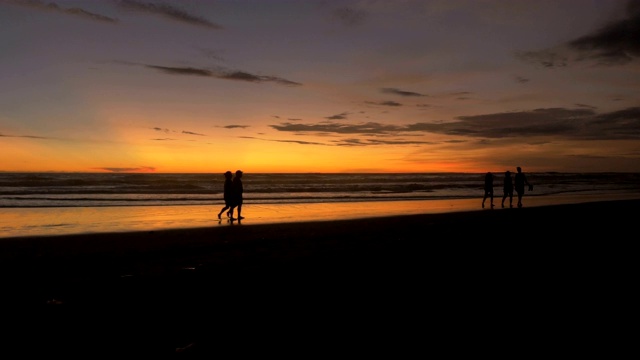 日落时分，巴厘岛海滩上人们的剪影视频素材