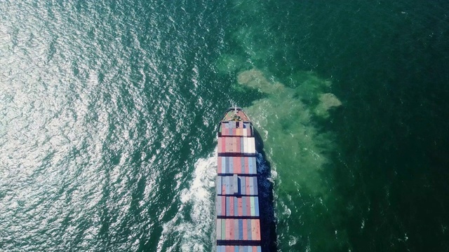 海上的集装箱船视频素材