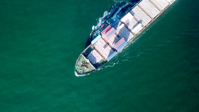 海上的集装箱船视频素材
