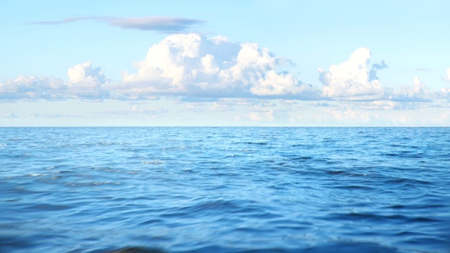 3d海洋动画-美丽的海洋与蓝天和白云。早上新鲜视频素材