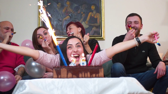 美丽的家庭庆祝生日视频下载