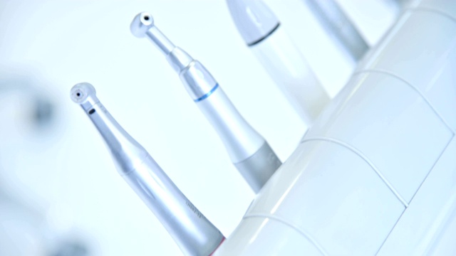 在牙科诊所的支架上有一套特写的专业工具。高的关键。Stamotology概念视频素材