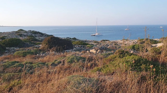塞浦路斯的格列科角有美丽的双体船和石头海岸视频素材