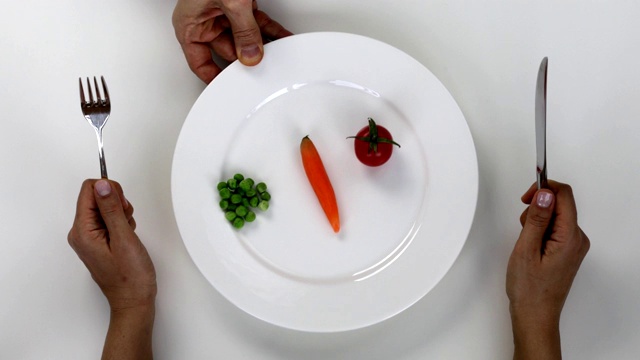 吃蔬菜盘，青豆，西红柿，胡萝卜视频素材