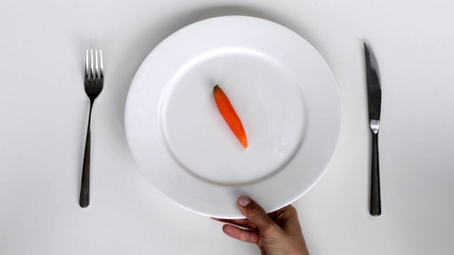 盛在盘子里给一个生胡萝卜吃视频素材