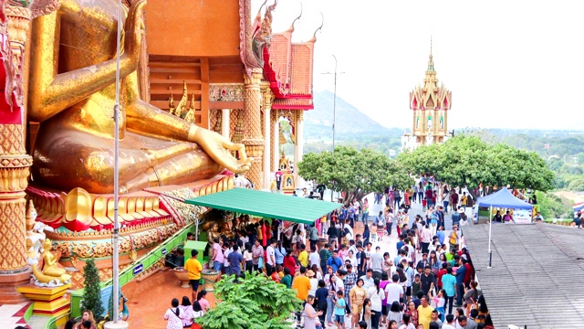 泰国北碧府，人们在老虎洞寺(Wat Tham Sua)崇拜佛像的时间流逝视频素材