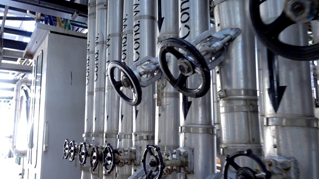 蒸汽金属管道的保温，标签塞和阀门在电厂的平移视图视频下载