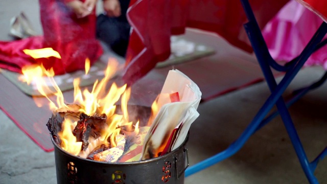烧纸祭祖，中国古老的传统节日。视频素材