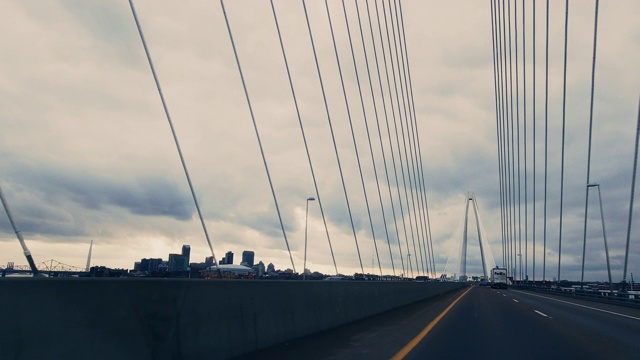 在密苏里州圣路易斯和密苏里/伊利诺斯州边界70号州际公路上的Stan Musial Veterans Memorial Bridge(悬索桥)西行时穿越密西西比河的车辆视角视频下载