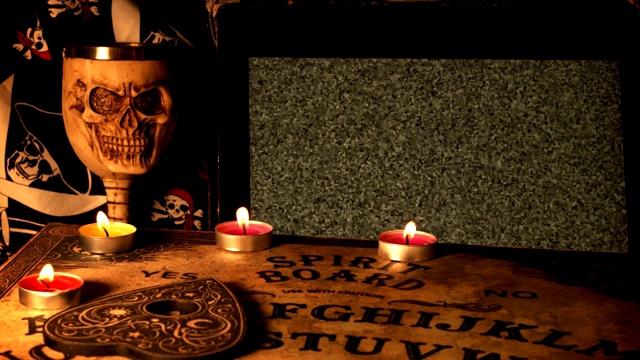 通灵板可怕的骷髅，蜡烛和白色电视噪音视频下载