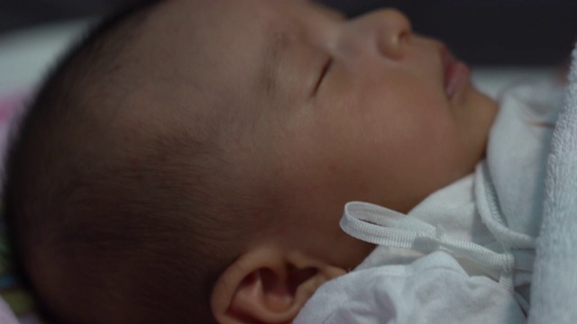近距离观察亚洲新生婴儿的睡眠视频下载