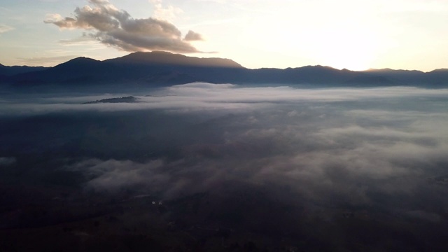 时间流逝的山和日出，移动的薄雾之上的云视频素材