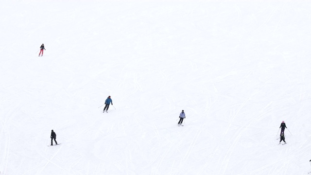 一大群人在山上滑雪视频下载