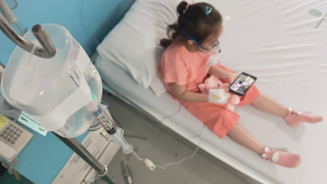 亚洲小女孩在吸入器中呼吸，吸入口罩在医院病人脸上。视频下载