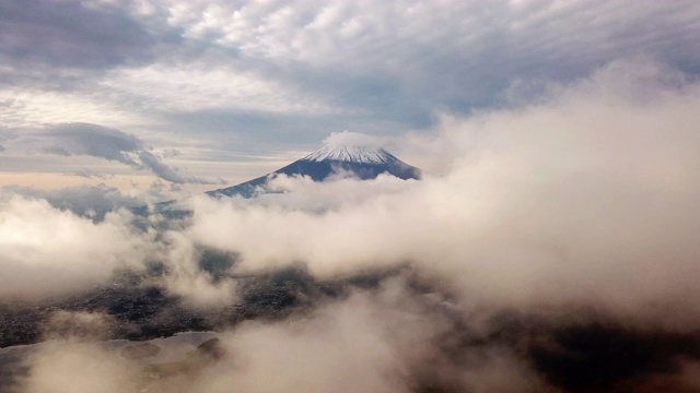 鸟瞰图在日出时间与富士山，富士山，山梨县，日本视频素材