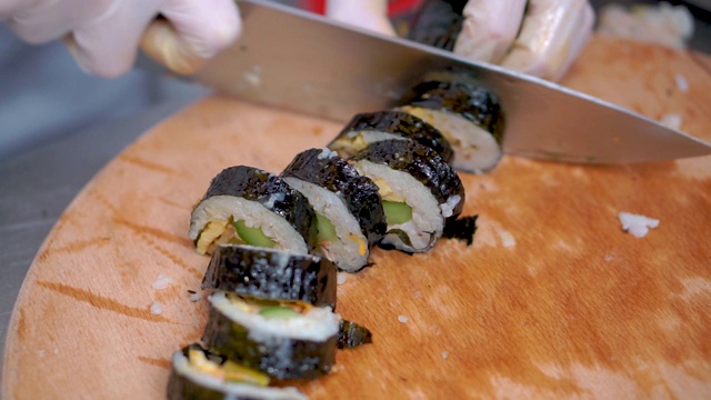 厨师准备韩国传统食物Kimbap，如寿司在餐厅视频下载