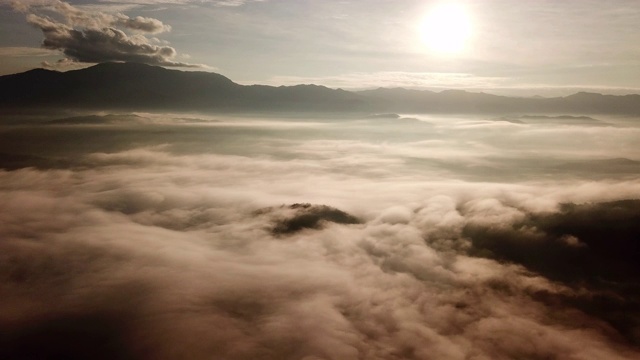 鸟瞰图的山和日出以上的云视频素材