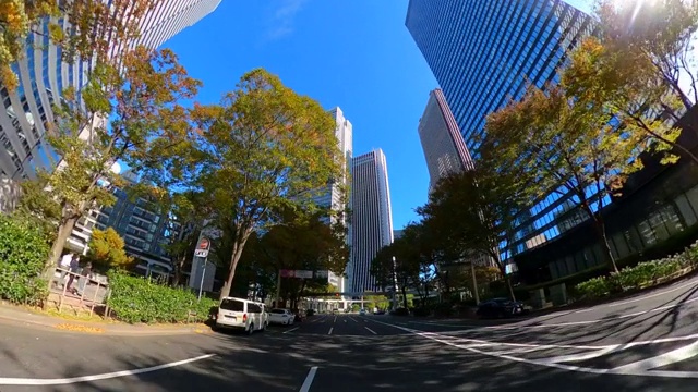 开车穿过城市视频素材