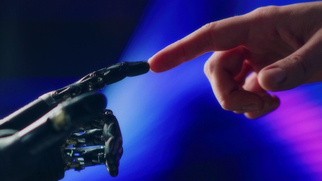 仿人机器人手臂触摸人的手。人类和人工智能统一手势。科技与人类创造性思维的结合。未来主义概念灵感来自米开朗基罗的创造亚当视频素材