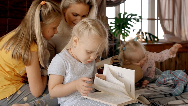 妈妈和孩子们在现代室内看书视频素材