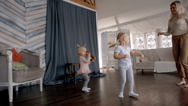 可爱的母亲正在和她的两个可爱的女儿跳舞视频下载