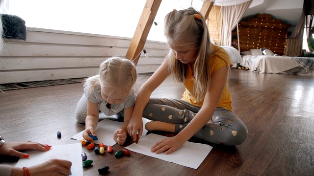 金发女郎教她的孩子画美丽的风景画视频下载