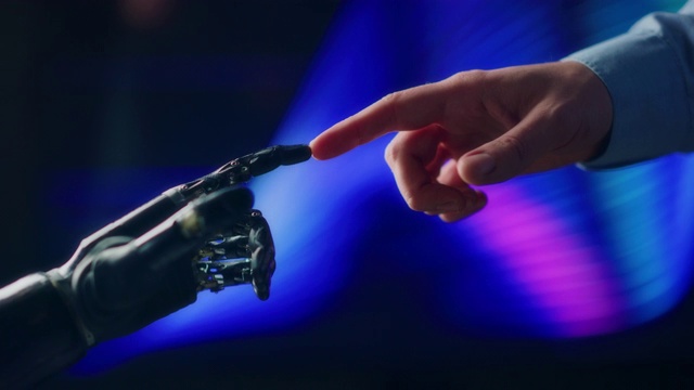 仿人机器人手臂触摸人类手连接手指。人类和人工智能统一手势。科技与人类创造性思维的结合。灵感来自米开朗基罗的《创造亚当》视频素材